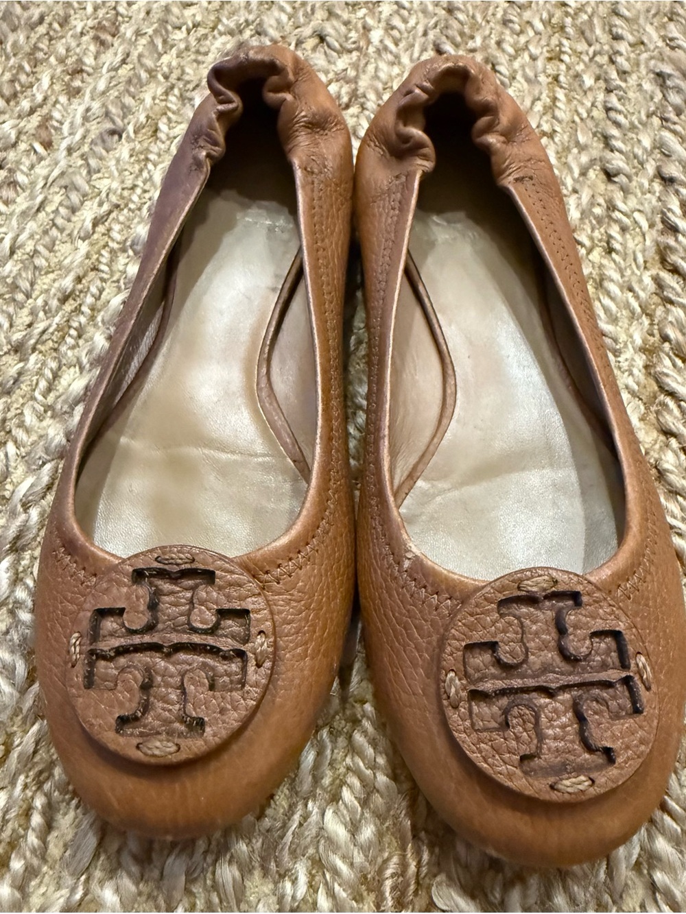 Tory Burch Women’s Camel Brown Leather Logo Round-Toe Ballet Flats Size 7M - Picture 2 of 3